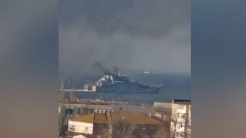 Video: Hořící přístav v Berďansku. Ukrajina hlásí zničení ruské lodi